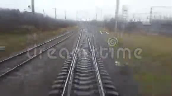 从最后一辆车的后窗可以看到秋天的火车视频的预览图