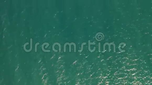 地中海表面阳光照射的绿松石空中景观视频的预览图