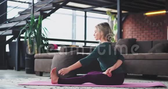 早晨进行的艰苦瑜伽练习吸引人的年轻女士练习伸展身体锻炼精力和健康视频的预览图