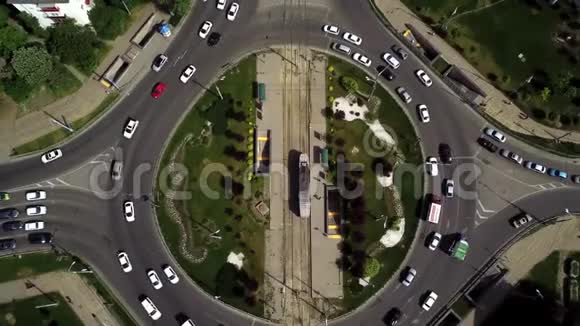 空中无人驾驶飞机向一个汽车交通转盘射击视频的预览图