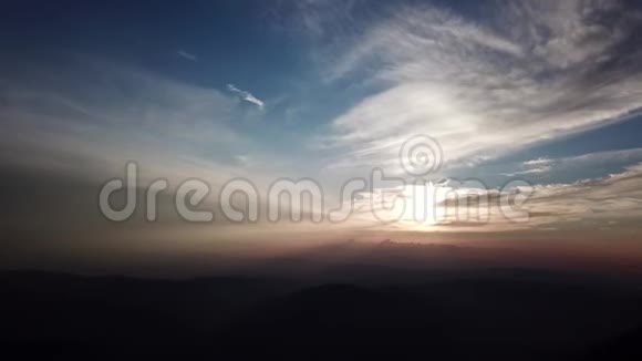 日落时的山脉和富饶的天空视频的预览图