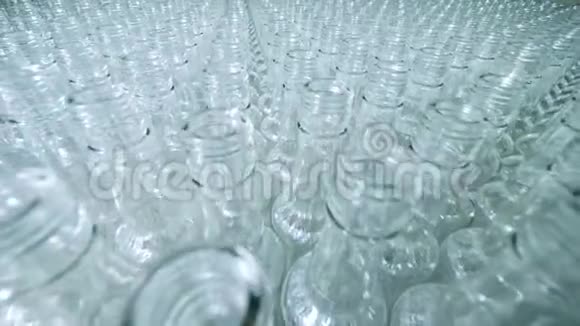 很多玻璃瓶在传送带上酒精生产视频的预览图