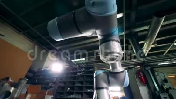 机器人工具在现代设施中工作时旋转视频的预览图