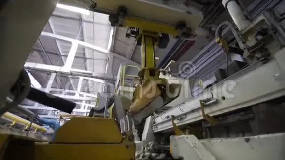 现代工厂自动铝挤出生产线生产复杂轻质挤压铝视频的预览图