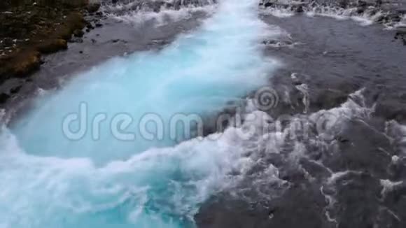 冰岛雷克雅未克布拉夫斯瀑布冬季倾斜射击视频的预览图