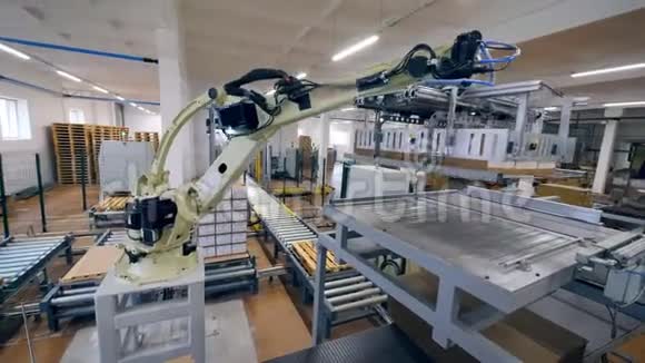 机器人工具正在取代纸箱包装现代工厂设备视频的预览图