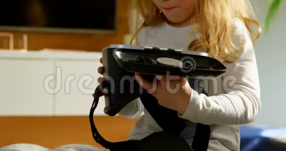 可爱的女孩在家看虚拟现实耳机视频的预览图