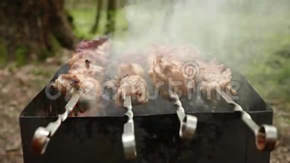 在煮肉的时候双手戴着白色手套放在前台卷串上视频的预览图