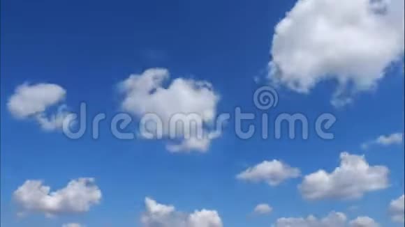 时间流逝的云快速滚动的膨胀的云在移动白色的轻盈的云在流逝视频的预览图