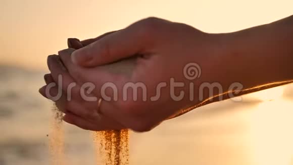沙子穿过女人的手视频的预览图