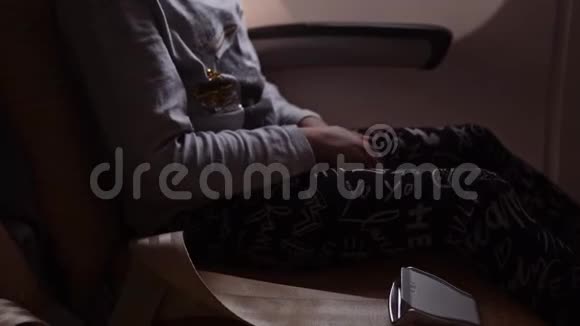 一个女孩正飞机椅子上系好安全带她的手被近距离拍摄视频的预览图