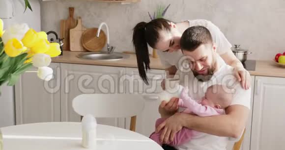 父母用奶瓶喂新生儿视频的预览图