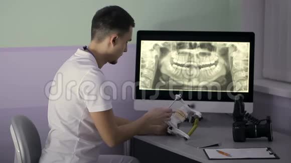 牙医正在检查他柜子里的吉普赛牙齿模型视频的预览图