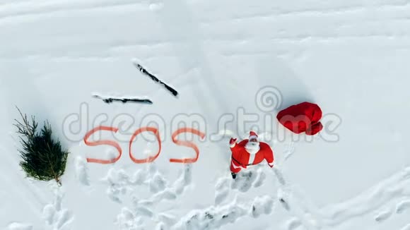 圣诞老人在雪地里哭泣求救视频的预览图