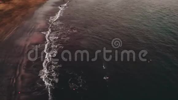 鸟瞰黑色海滩与火山沙一个多色海滩黑色红色橙色特内里费西班牙视频的预览图