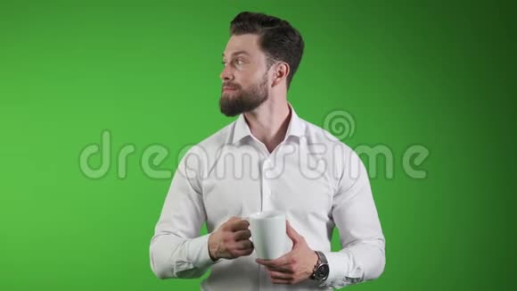 二加一英俊的白种人看起来是左撇子打架好人从杯子里喝视频的预览图