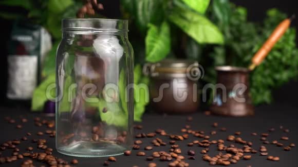慢动作装满咖啡的空透明罐子可以呆在黑桌上视频的预览图