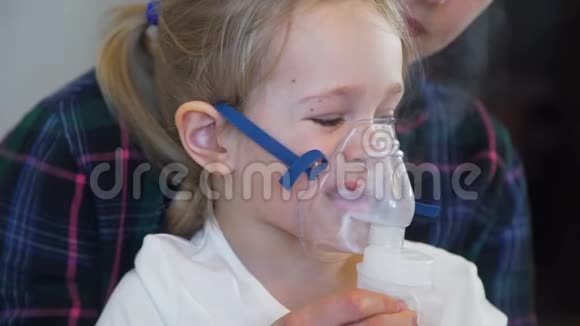 小女孩吸入与Inhaler面具视频的预览图