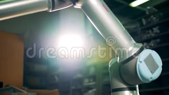 计算机机器人在工厂自动工作视频的预览图