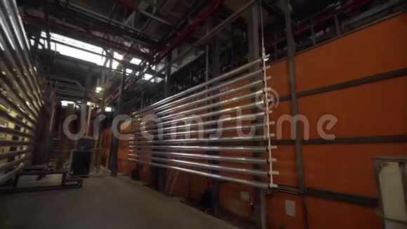工厂输送机上铝型材的油漆涂装件的工业设备金属零件工业视频的预览图