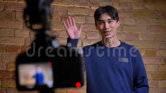 韩国年轻男性视频记录器的特写镜头在镜头上交谈和录制视频的预览图
