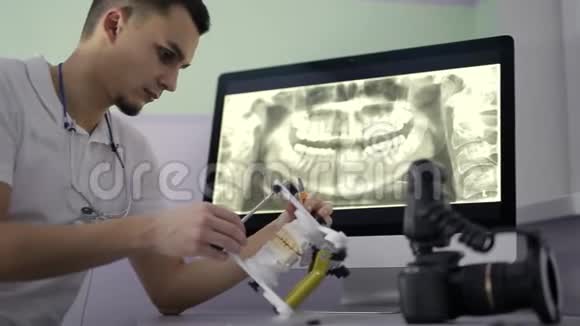 牙医正在检查他柜子里的吉普赛牙齿模型视频的预览图