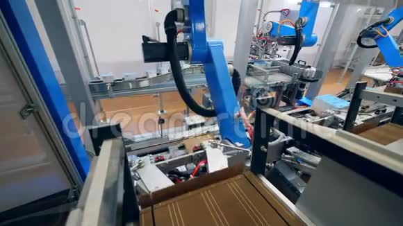 机器人机构进行的纸箱包装视频的预览图