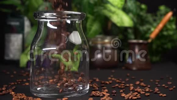 慢动作装满咖啡的空透明罐子可以呆在黑桌上视频的预览图