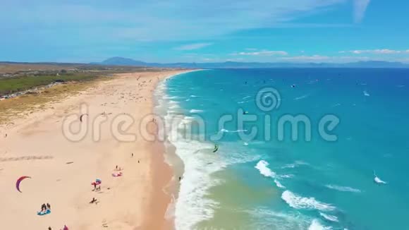 空中观景风筝在蓝色的海洋中冲浪风筝在高空中冲浪视频的预览图