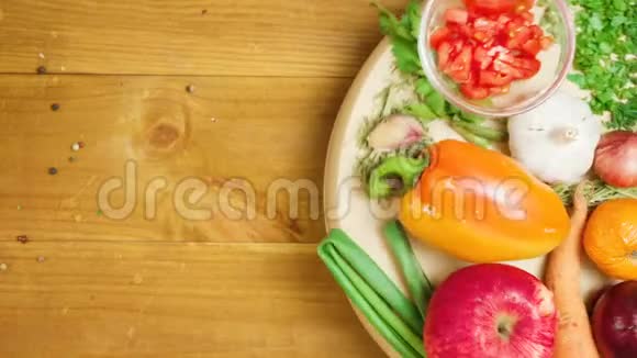 用彩色蔬菜拍摄盘子视频的预览图