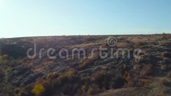 空中观景无人机镜头视图飞越秋天的峡谷岩石水和雄伟的景观在美丽的灯光下欧洲4k视频的预览图