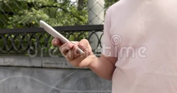 无脸男性在街上使用智能手机视频的预览图