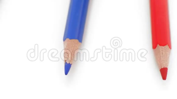 极端特写从上面看彩色铅笔在白色桌子上旋转视频的预览图