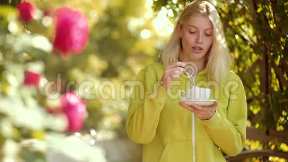 早晨的咖啡和美好的一天秋天的女人咖啡给你一天的能量关于早晨咖啡的概念视频的预览图