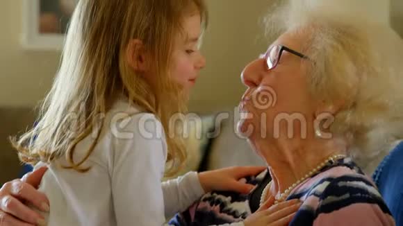 奶奶和孙女在客厅里接吻视频的预览图