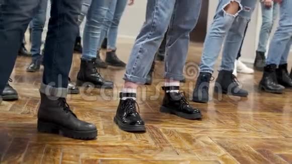 大群儿童同步穿着蓝色牛仔裤和黑色靴子跳舞培训视频的预览图