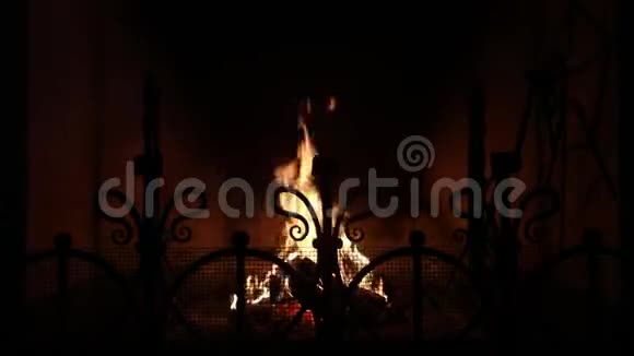 温暖舒适的壁炉房子里用砖块和火焰制成的燃烧的树林视频的预览图