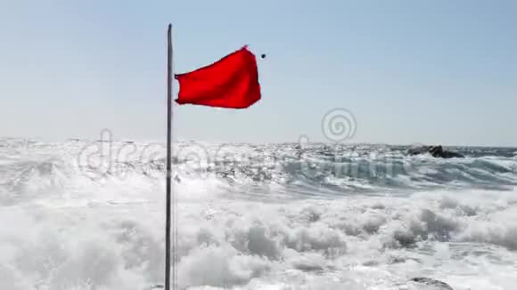 沙滩警示红旗迎风溅视频的预览图