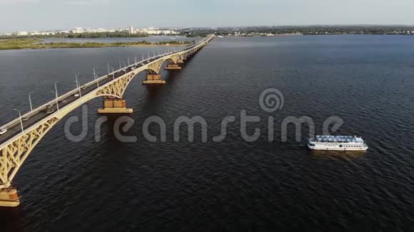 飞机在桥上的交通上射击船沿着河驶去视频的预览图