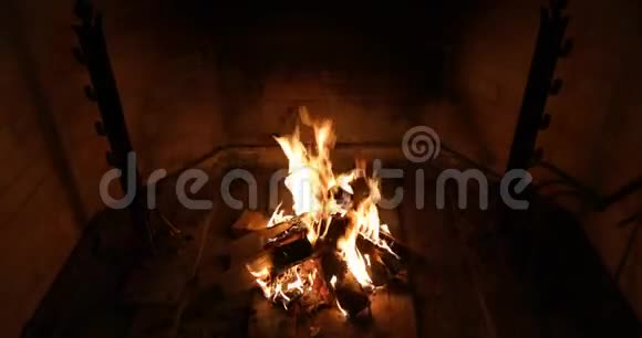 在黑暗的特写镜头中用砖块壁炉燃烧着的树林视频的预览图