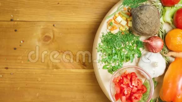 用季节性彩色蔬菜拍摄盘子视频的预览图