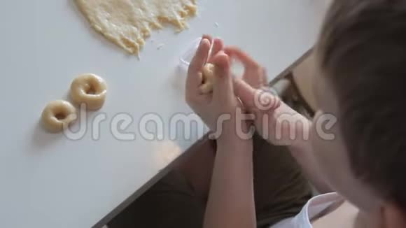 小男孩做饼干面团视频的预览图