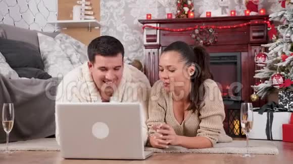 两个人在网上买圣诞礼物视频的预览图