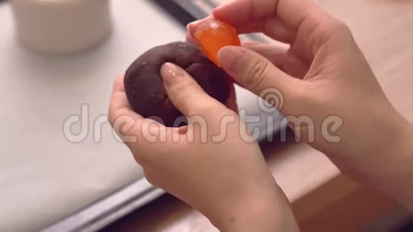 女人做月饼糕点将蛋黄馅入红豆酱传统中秋节日烘焙视频的预览图