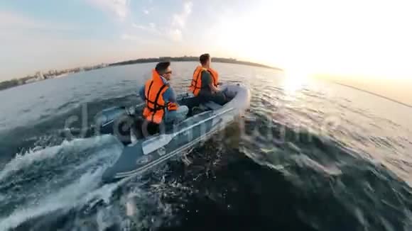 救生船上的男人正在驾驶充气船视频的预览图