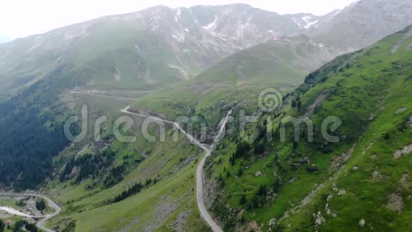 罗马尼亚蜿蜒曲折的山路相机旋转视频的预览图