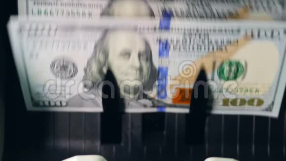绿色钞票在银行的工作机器内计数视频的预览图