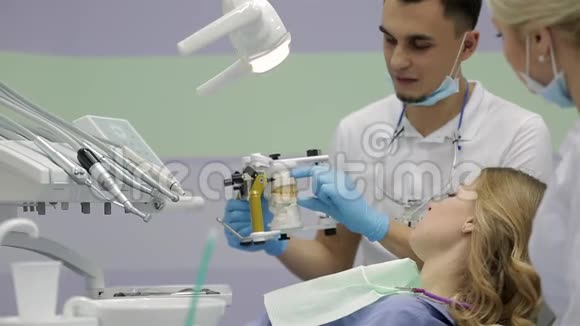 在诊所看牙医的漂亮女人视频的预览图