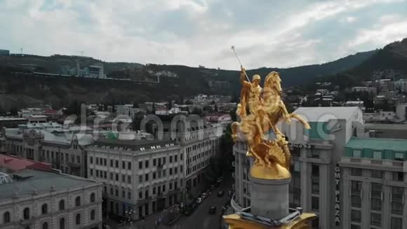 自由纪念碑的空中镜头描绘格鲁吉亚第比利斯的圣乔治圣乔治纪念碑的美丽空中镜头视频的预览图