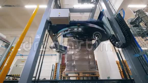 工厂机构是用聚乙烯包装纸箱现代工厂设备视频的预览图